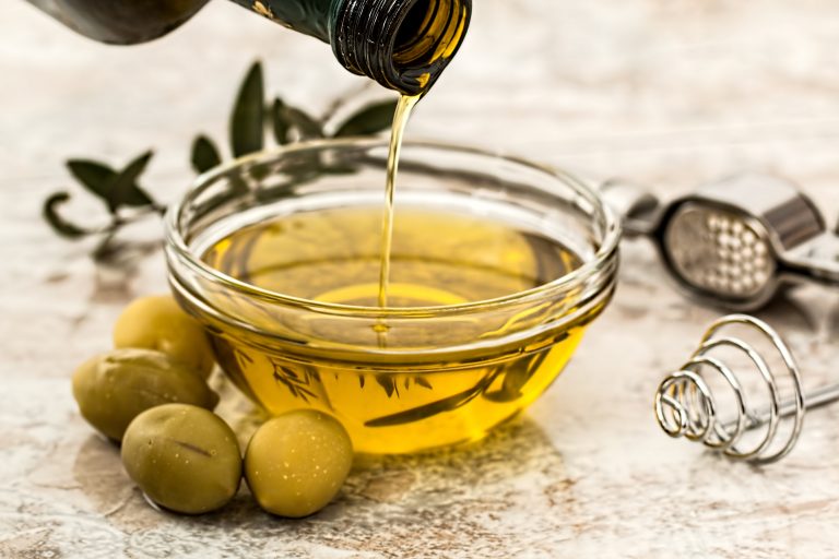 ernahrung-essen-gesund-premium-olivenöl-dunkle-flasche